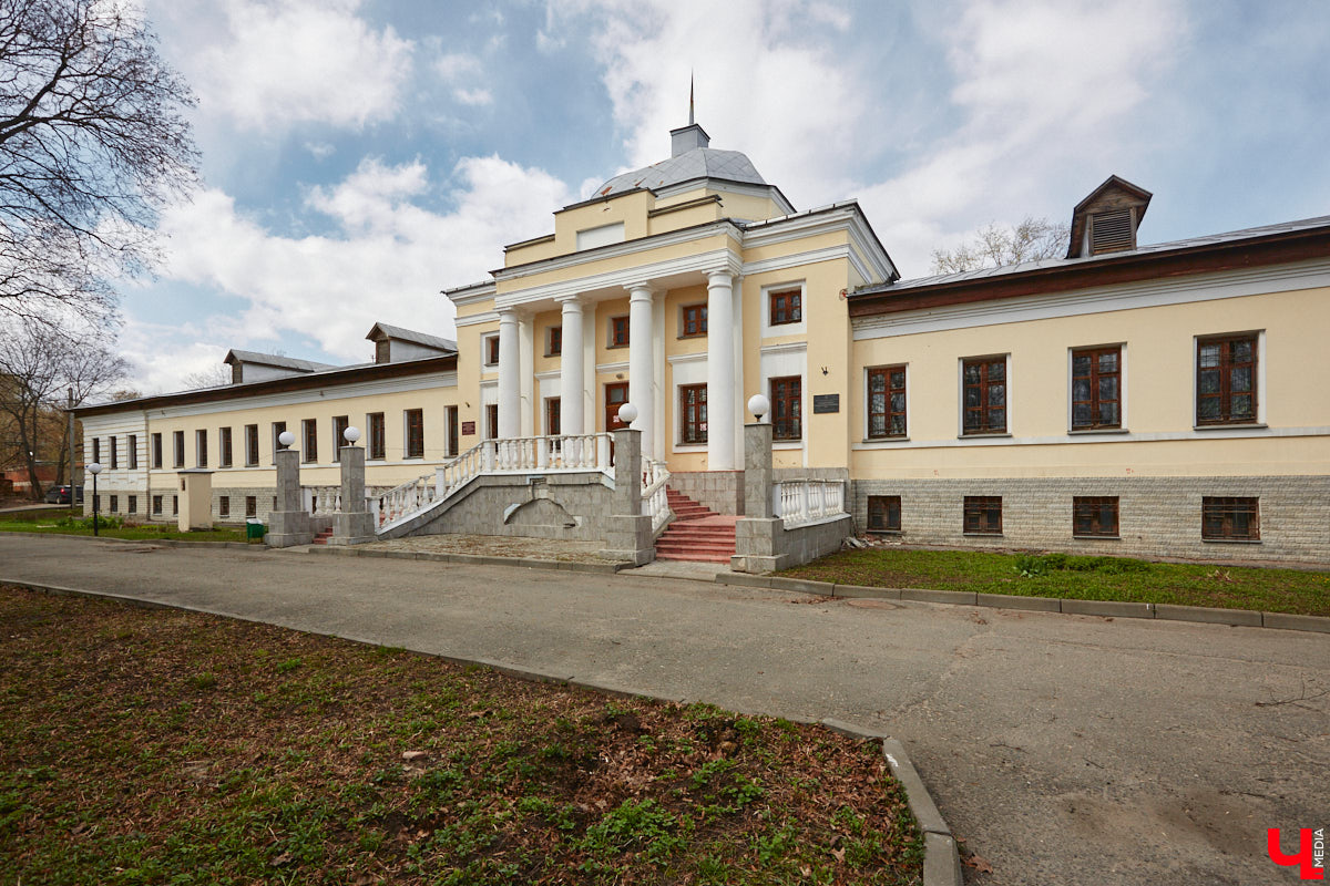 В первой половине XIX века Владимир развивался на основе первого регулярного плана застройки, утверждённого Екатериной II в 1781 году. На смену стихийно сложившейся, хаотичной постройке и кривым улочкам должна была прийти упорядоченная сеть городских кварталов с геометрически чёткой планировкой. На центральной улице стали появляться кирпичные купеческие дома, возводились новые общественные здания в стилистике зрелого классицизма, перестраивались старые. Ведущую роль в этом играл губернский архитектор Алексей Вершинский.
